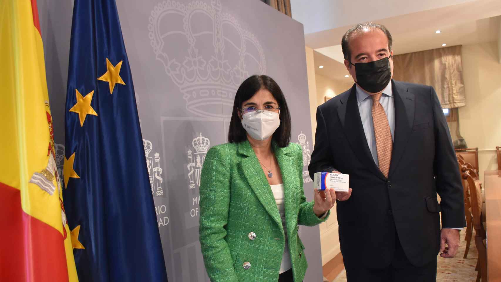 Carolina Darias, ministra de Sanidad, junto a Sergio Rodríguez, director general de Pfizer España.