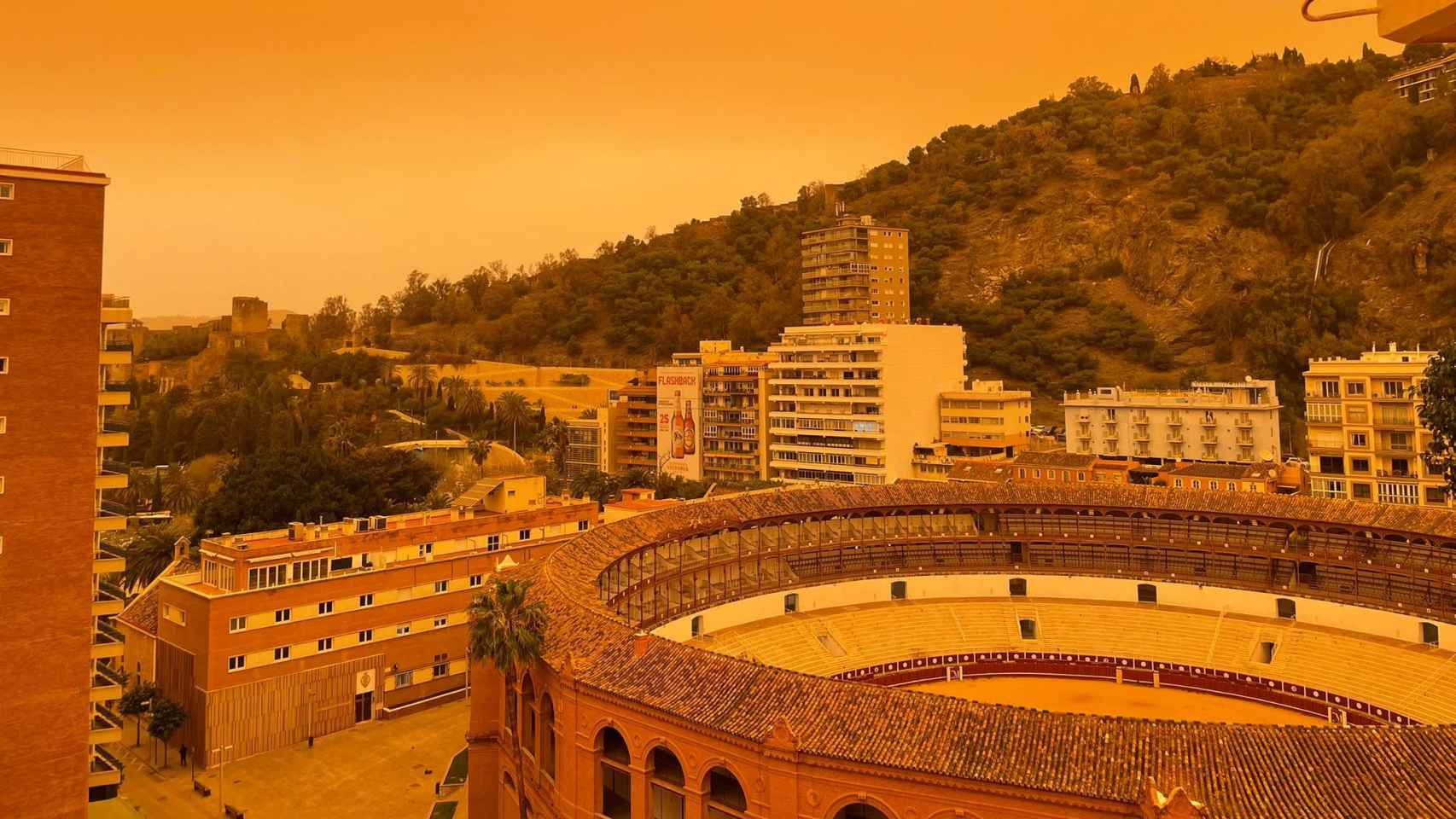 Málaga es Marte: así se ve la ciudad en una jornada con la calima como protagonista.
