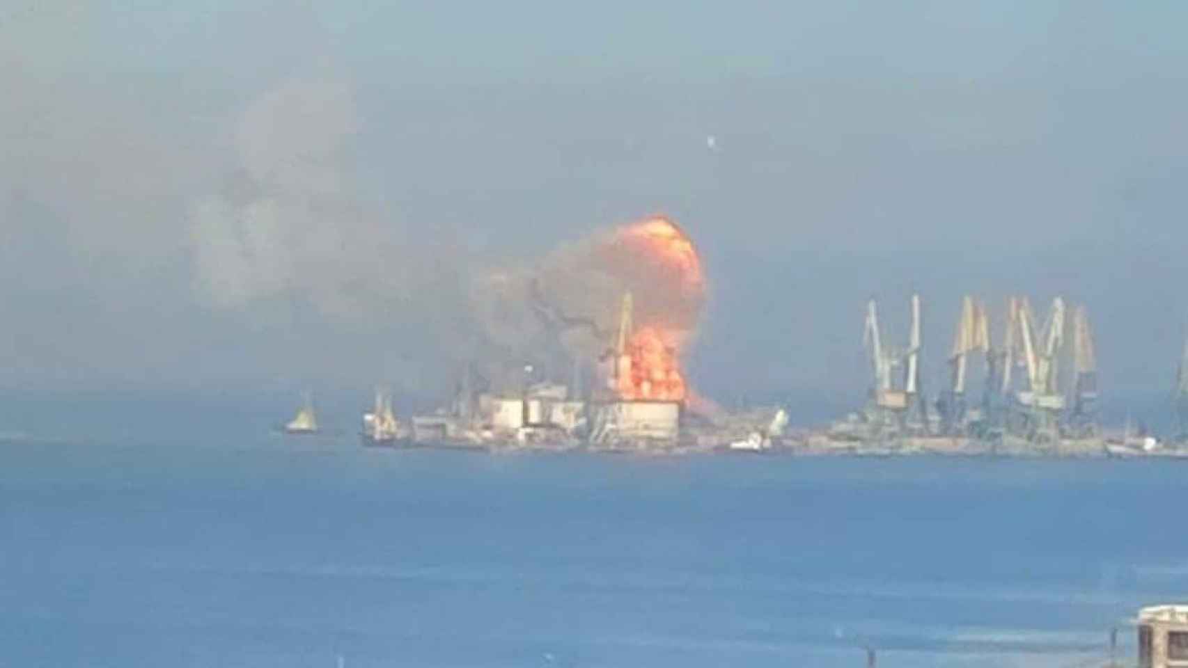 Un buque de guerra ruso ardiendo en el puerto de Beryansk.