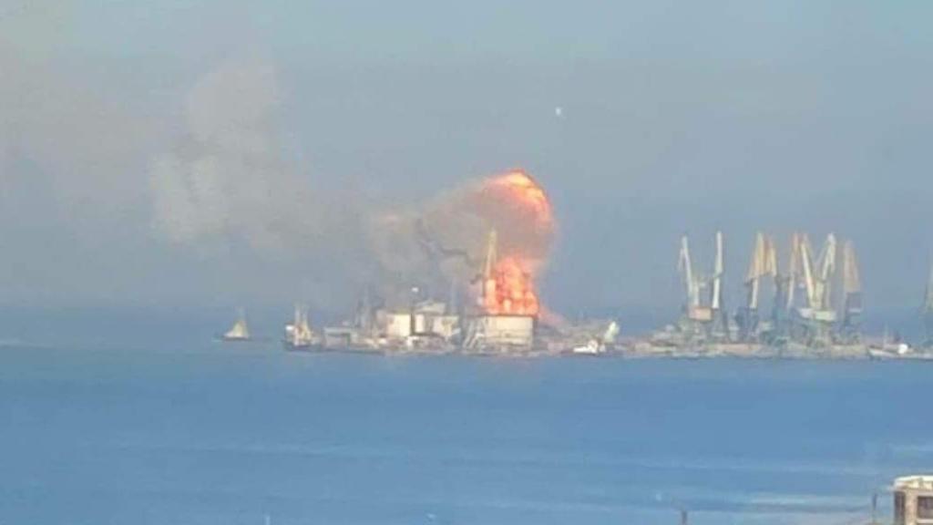 Un buque de guerra ruso ardiendo en el puerto de Beryansk.