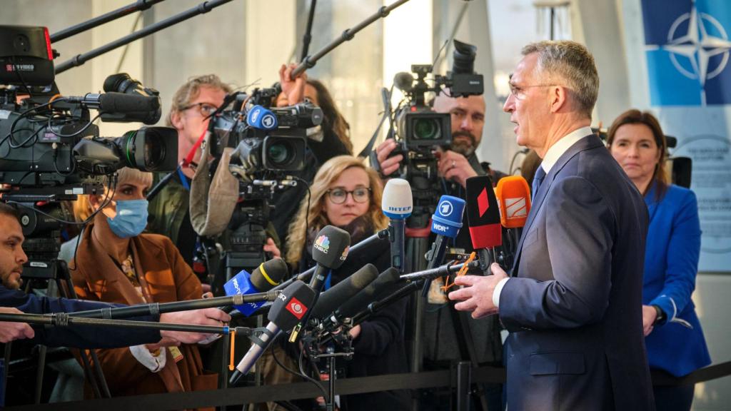 Jens Stoltenberg habla con la prensa antes del inicio de la cumbre de la OTAN de este jueves