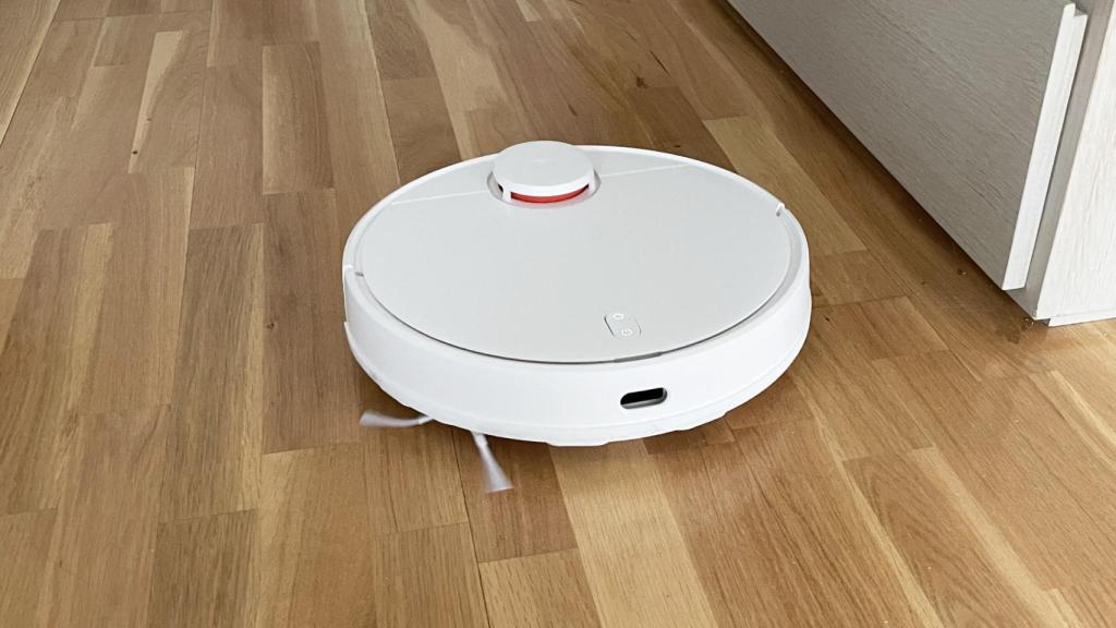 El Xiaomi Robot Vacuum-Mop 2S aspirando por una habitación.