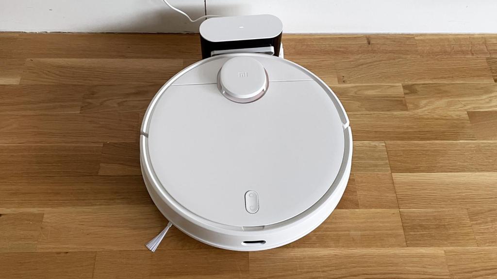 El Xiaomi Robot Vacuum-Mop 2S en su base de carga.