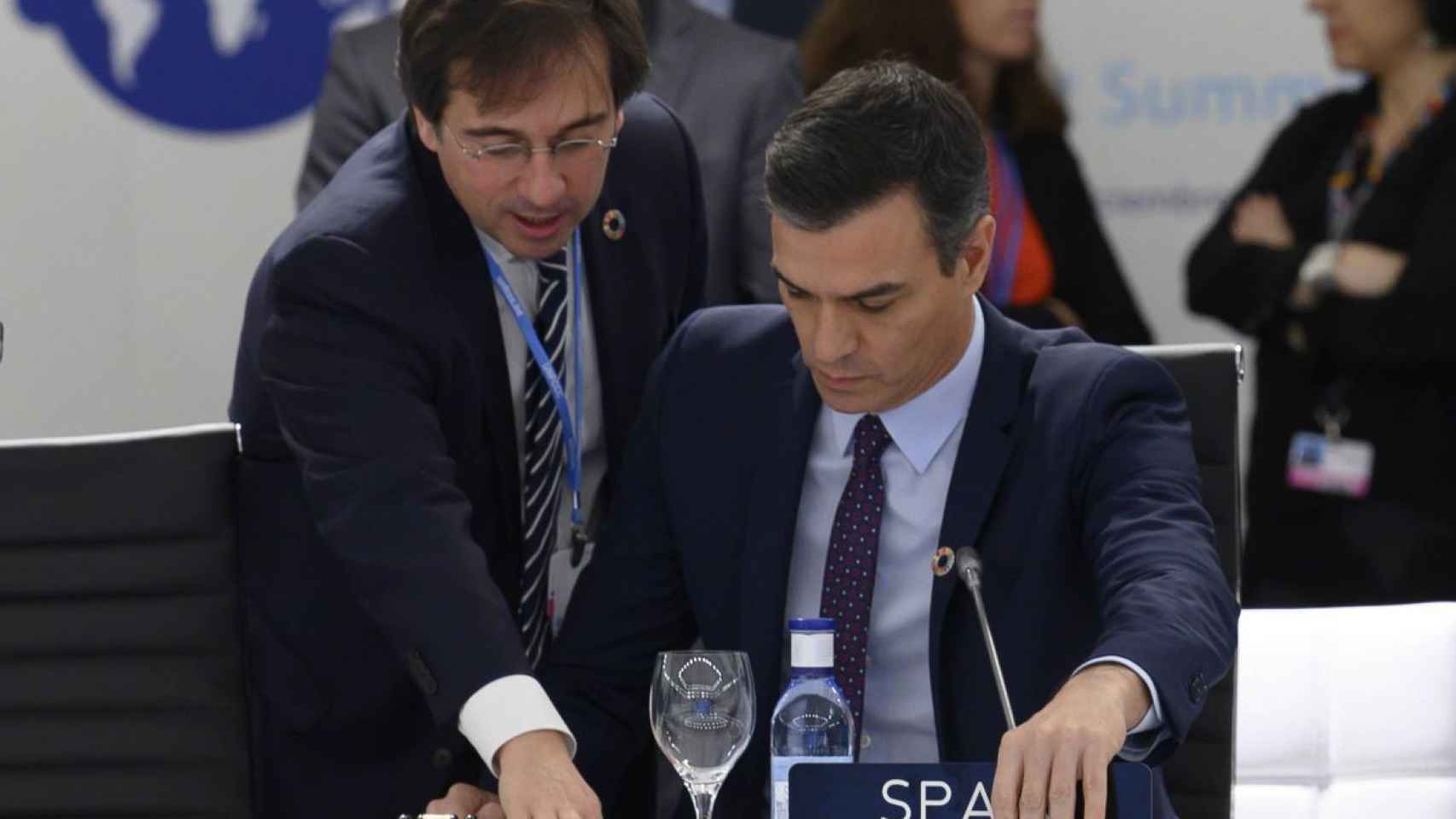 El presidente del Gobierno, Pedro Sánchez, junto a José Manuel Albares, en una cumbre internacional.