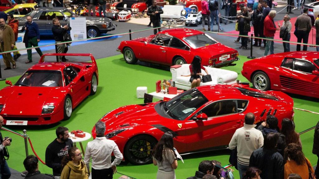 Una exposición de varios vehículos de Ferrari.