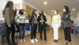 La alcaldesa de A Coruña, Inés Rey, y la concejala de Bienestar Social, Yoya Neira, visitan la Oficina Municipal de Apoyo al Pueblo Ucraniano.