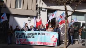 La concentración ante el Parlamento de Galicia de delegados de empresas de carburantes.