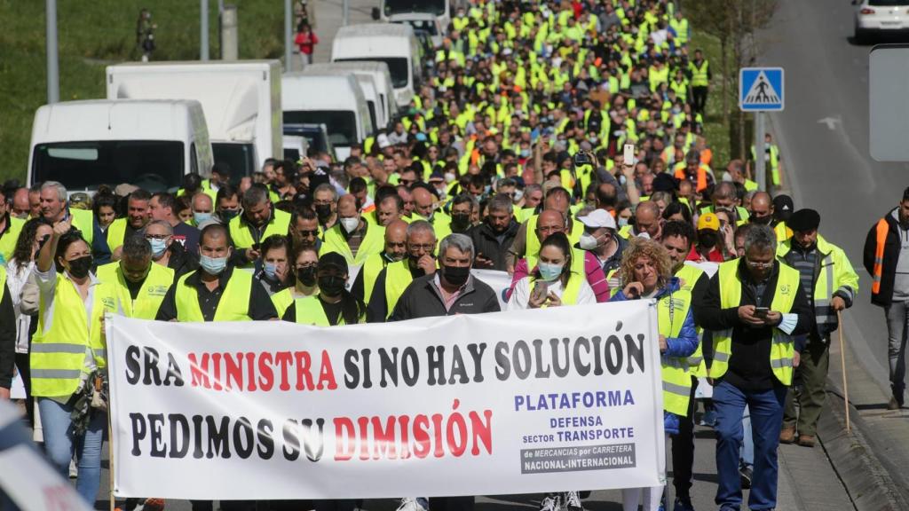 Varias personas con una pancarta en la que piden la dimisión de la ministra de Transportes en Lugo.