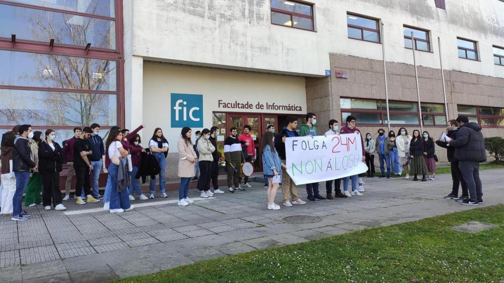 Estudiantes universitarios se concentran este jueves ante la facultad de Informática de la Universidade da Coruña para protestar por reformas educativas.