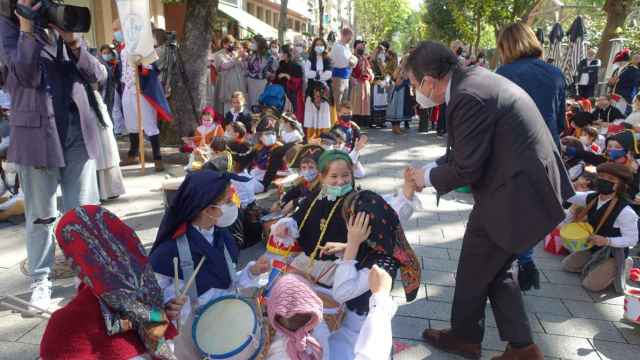 Abel Caballero saluda a los niños vigueses que han celebrado la Reconquistiña.