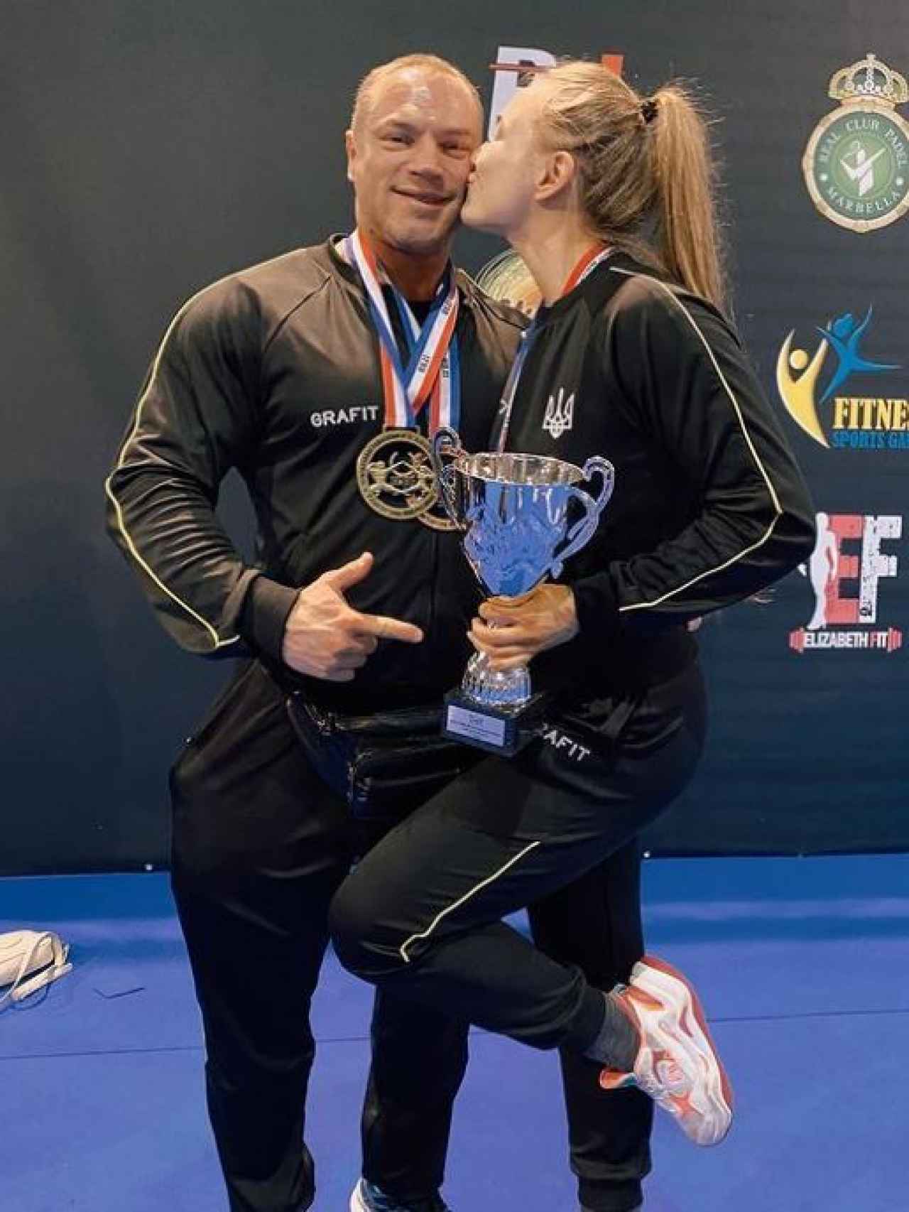 Vadik y su hija mayor, tras recoger sus medallas en el Campeonato del Mundo.