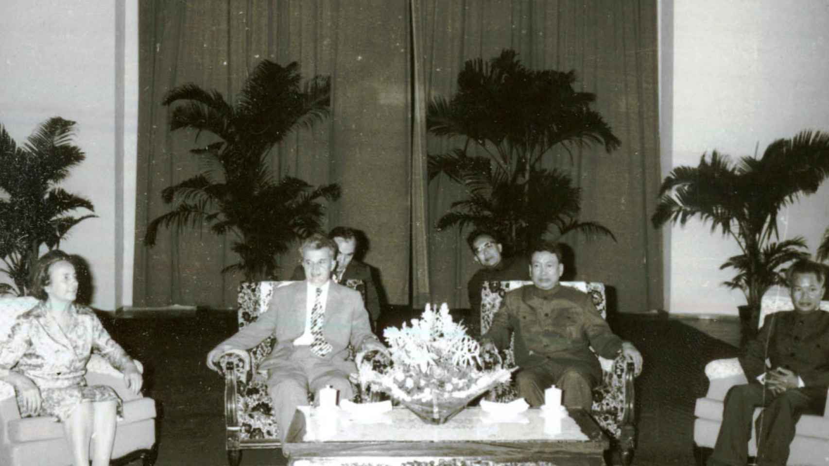 El genocida camboyano Pol Pot, recibiendo al rumano Nicolae Ceauşescu en 1978.