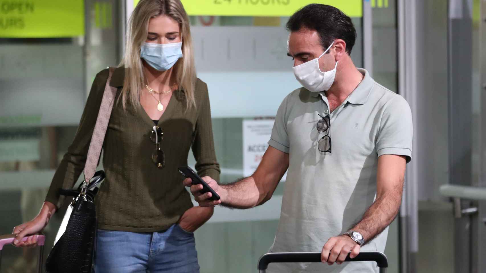 La pareja formada por Enrique Ponce y Ana Soria en una imagen tomada en el aeropuerto de Madrid.