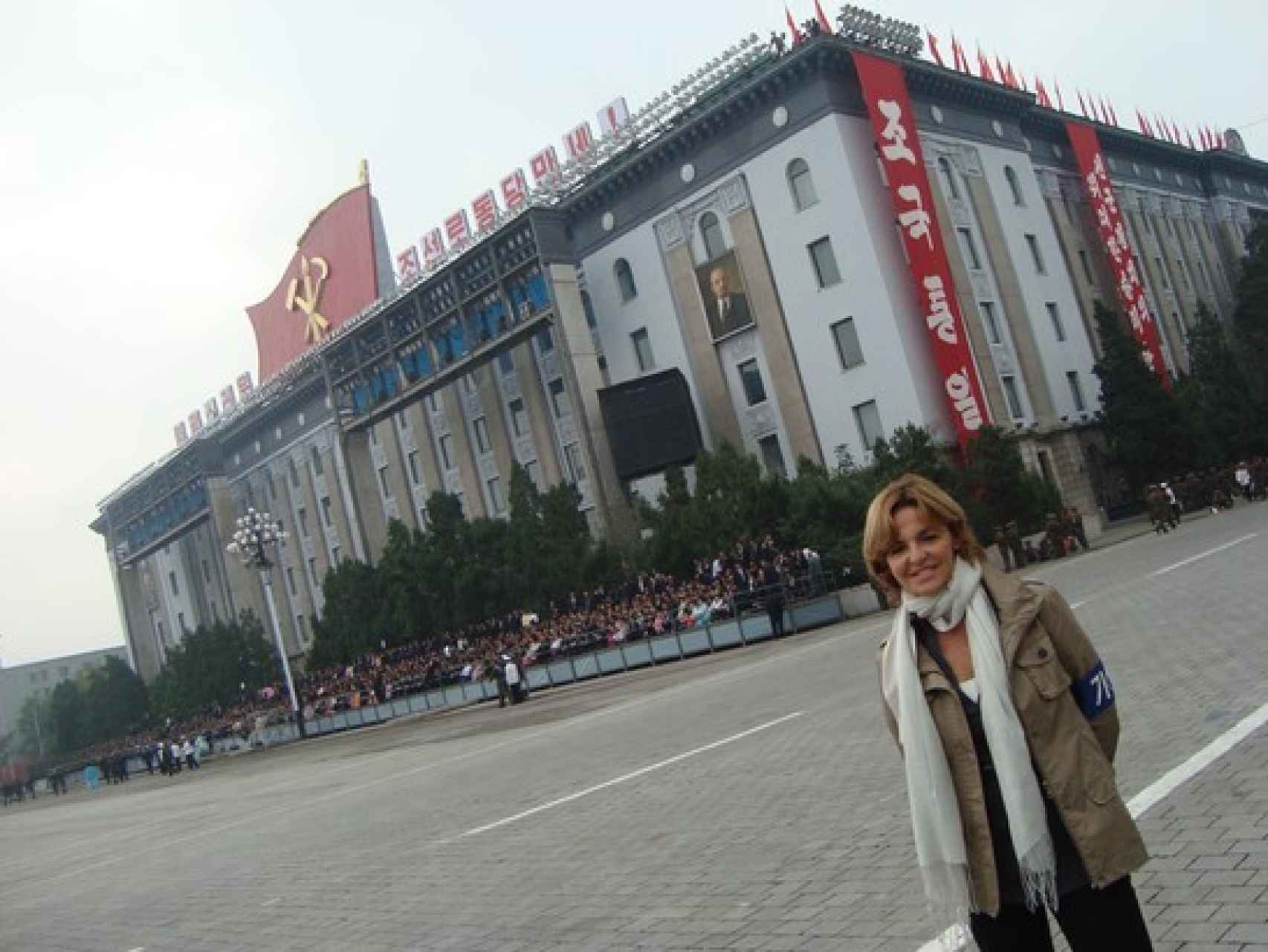 Almudena Ariza en la sede del Partido Comunista en Corea del Norte.