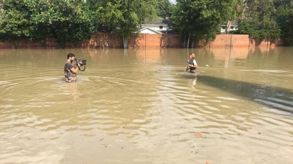 Almudena en el agua, informando sobre el huracán Harvey.