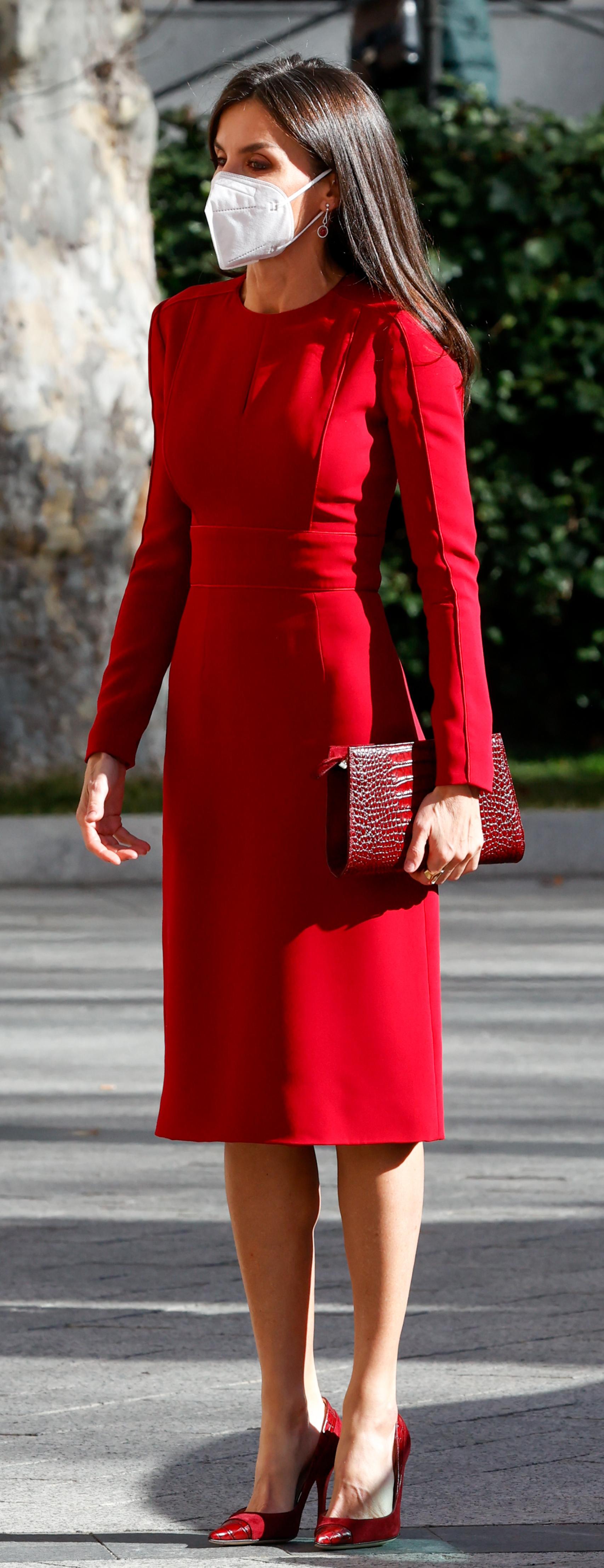 La reina Letizia con zapatos de pitón en rojo.