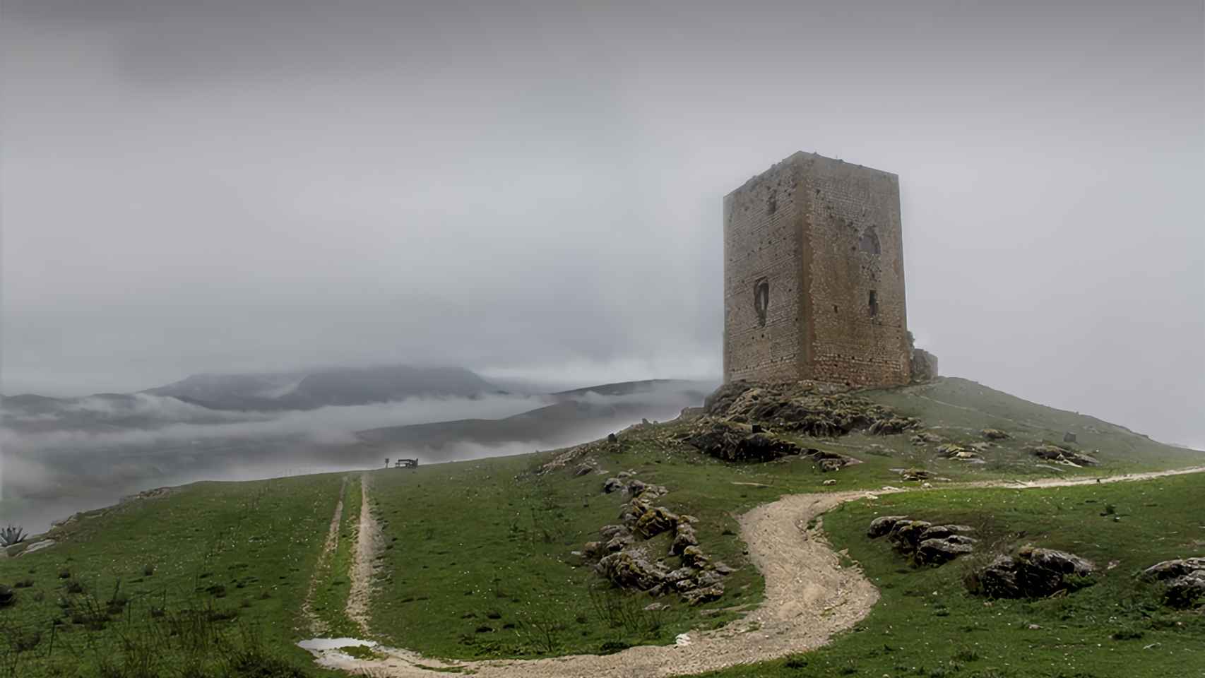 El castillo de la Estrella, aunque muy desmejorado, aún vigila el curso del río Guadalteba.