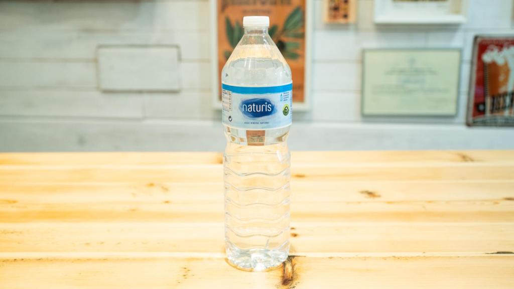 La botella de agua mineral natural de Naturis, la marca blanca de Lidl.