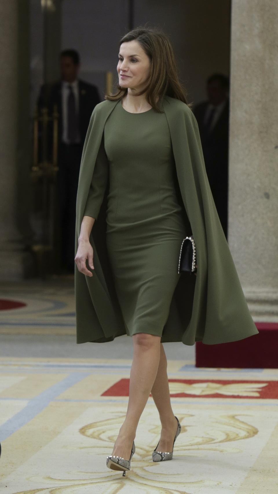 La reina Letizia con vestido capa.