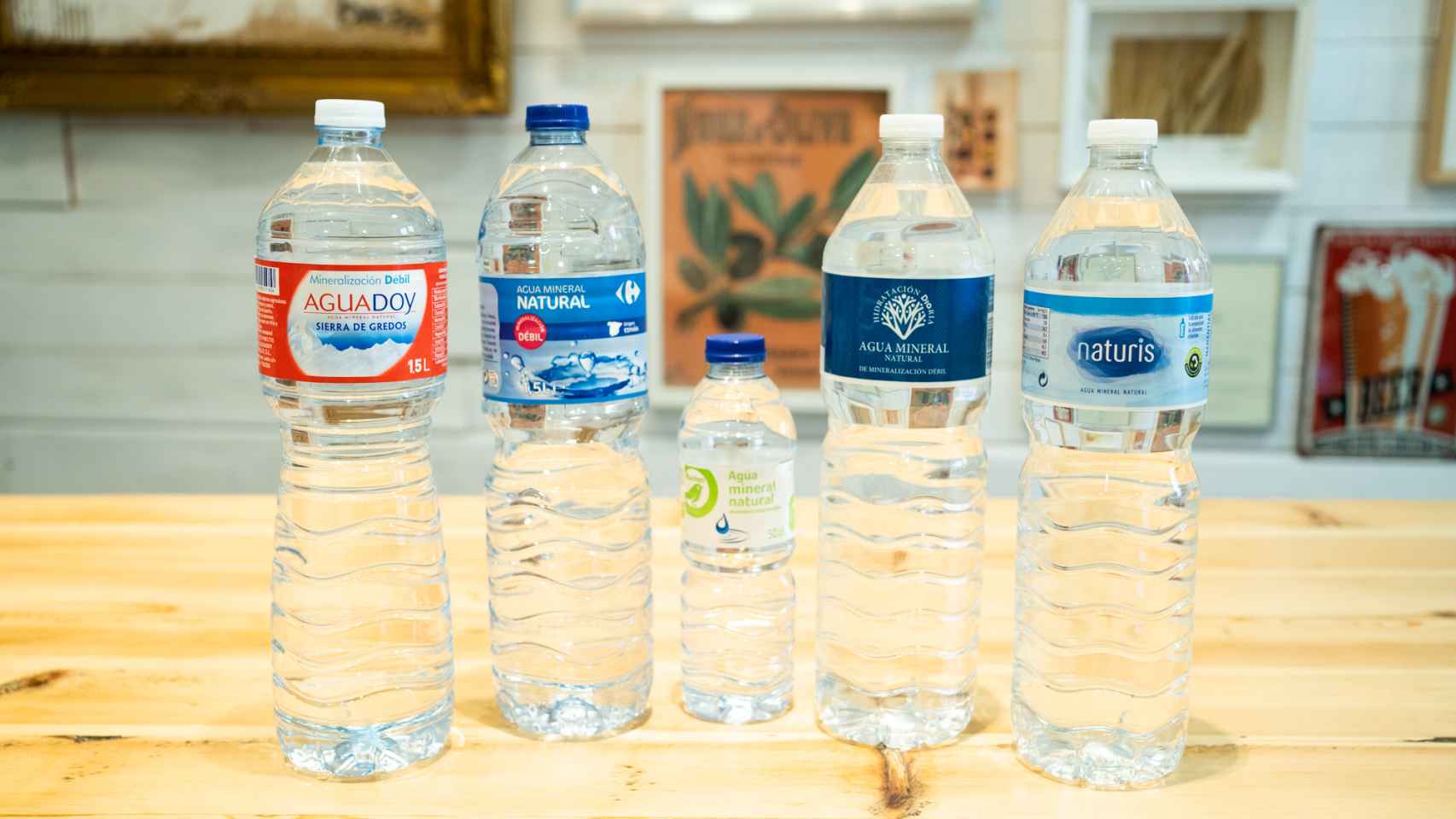 Las cinco aguas minerales naturales de los supermercados testadas en la cata.
