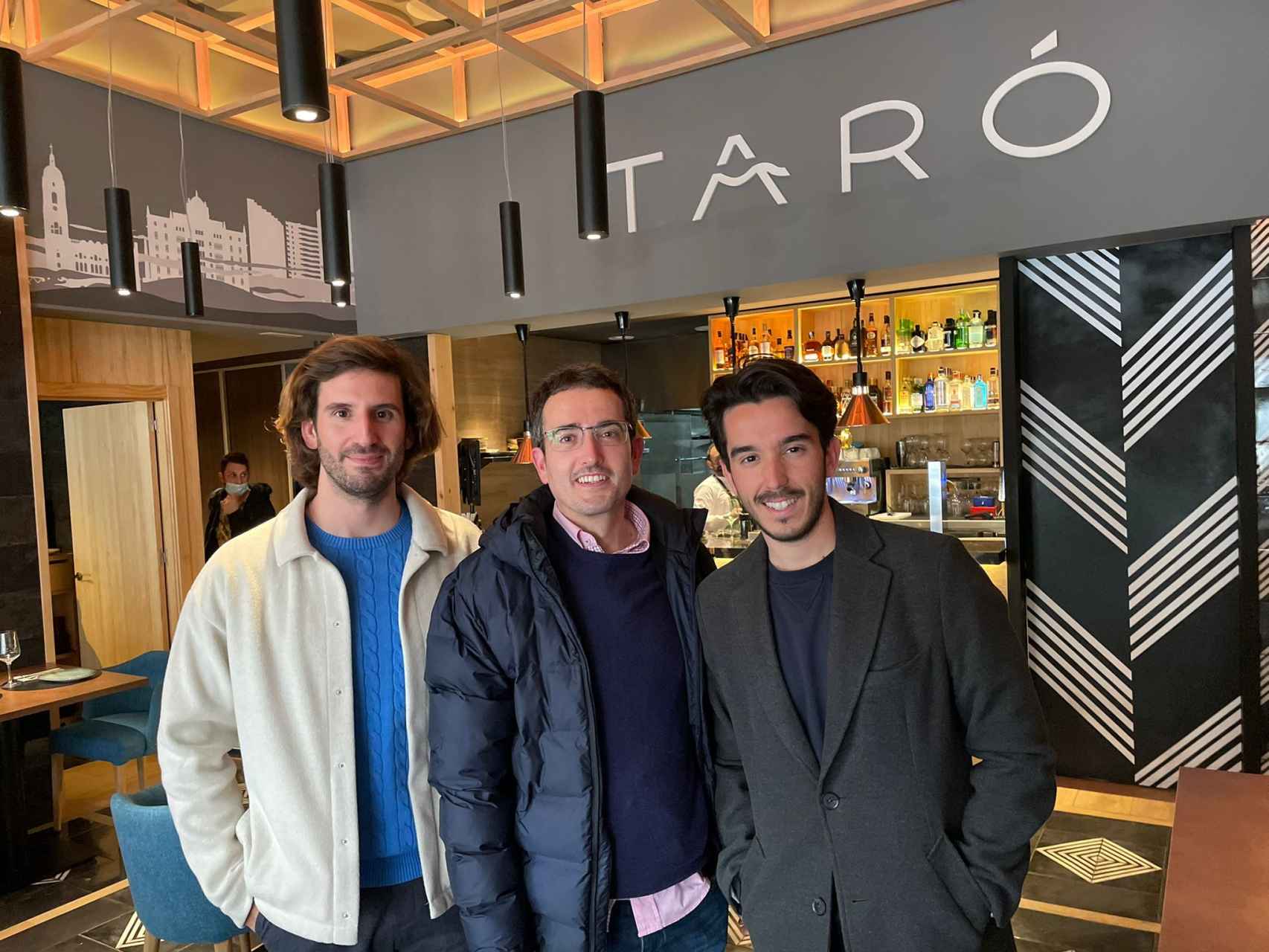 De izquierda a derecha, Unai Pardo Elordi, Jorge Bueno y Cayetano Villodres en Taró Restaurante.