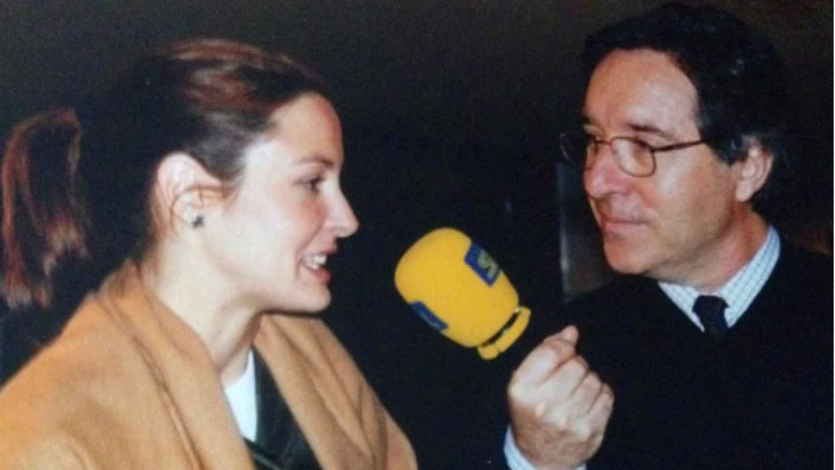 Una joven Mamen Mendizábal, junto a Iñaki Gabilondo.