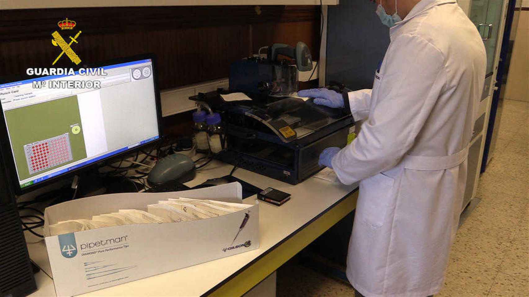 Análisis de ADN en un laboratorio del Instituto Armado.
