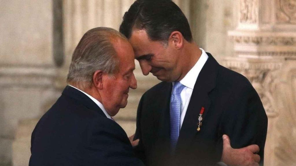 El rey Juan Carlos I y el rey Felipe VI en una imagen de archivo.