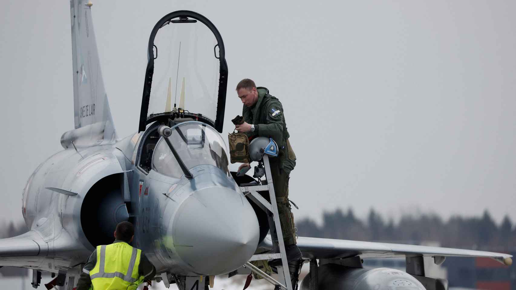 Un piloto de caza francés embarca su avión de combate en Estonia.