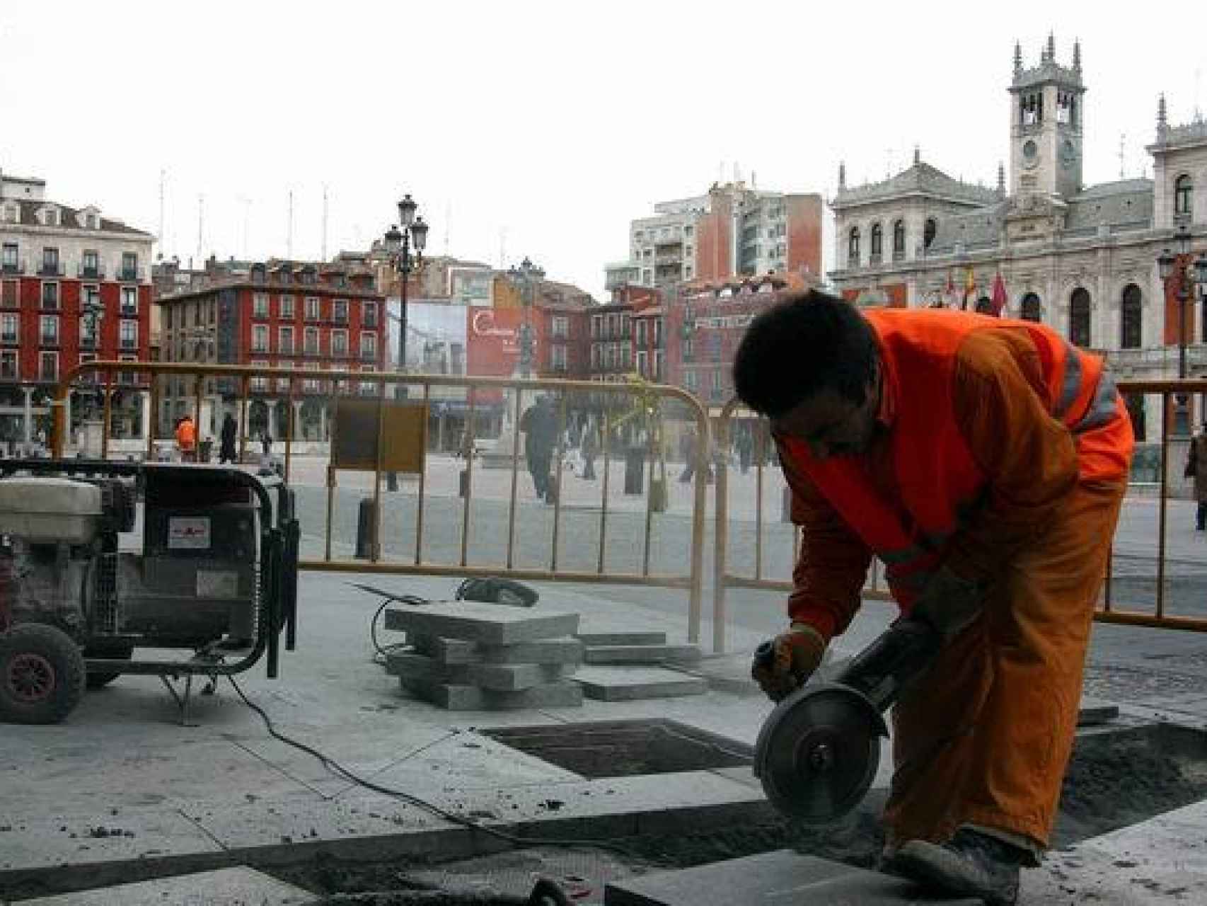 Imagen de archivo de un obrero colocando baldosas en la Plaza Mayor de Valladolid.
