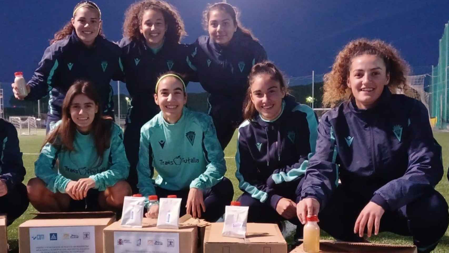Plantilla del equipo senior femenino del Cádiz FC con la bebida.