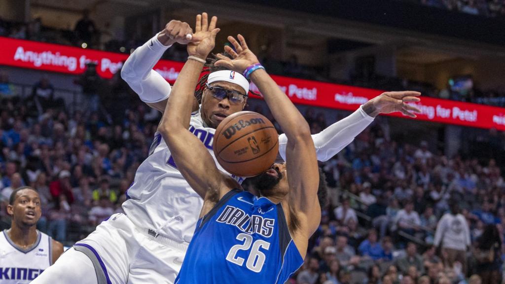 Richaun Holmes defendiendo una acción ante los Dallas Mavericks