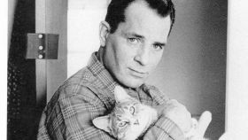 Jack Kerouac con su gato en 1965. Foto: Jerry Bauer