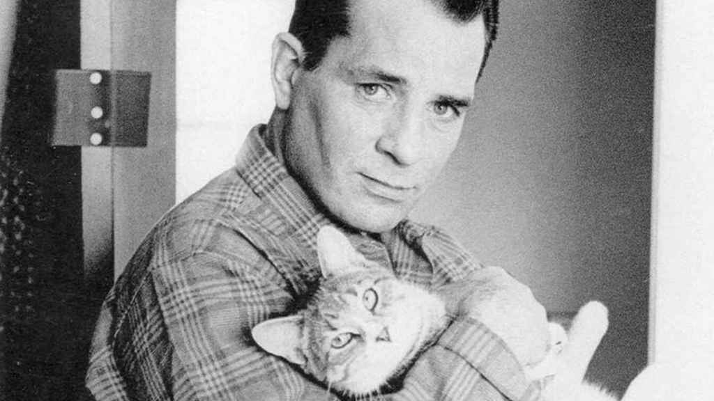 Jack Kerouac con su gato en 1965. Foto: Jerry Bauer