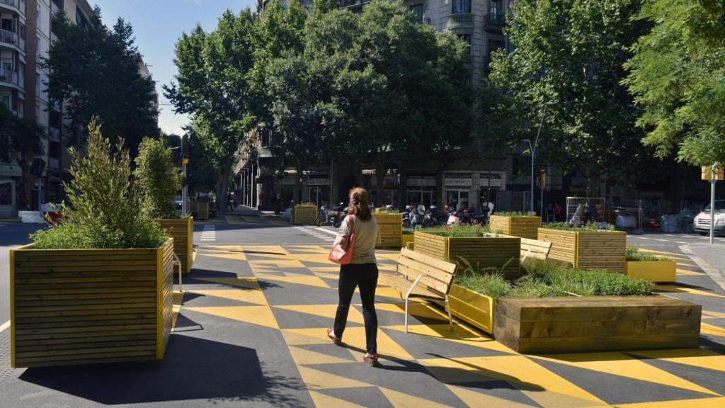 Una persona pasea por una supermanzana en Barcelona.