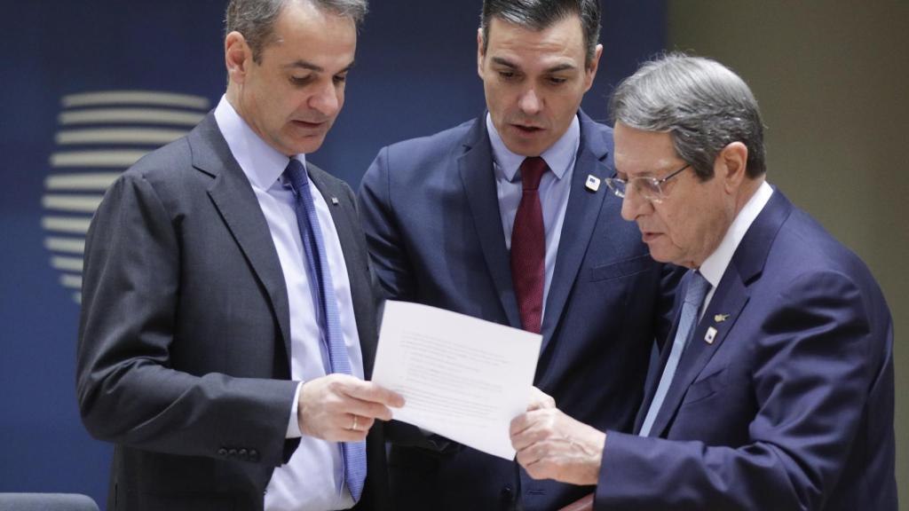 El primer ministro griego, Kyriakos Mitsotakis (izq.), el presidente del gobierno español, Pedro Sánchez (c), y el presidente de Chipre, Nicos Anastasiades (der.), conversan antes de la cumbre del Consejo Europeo en Bruselas.