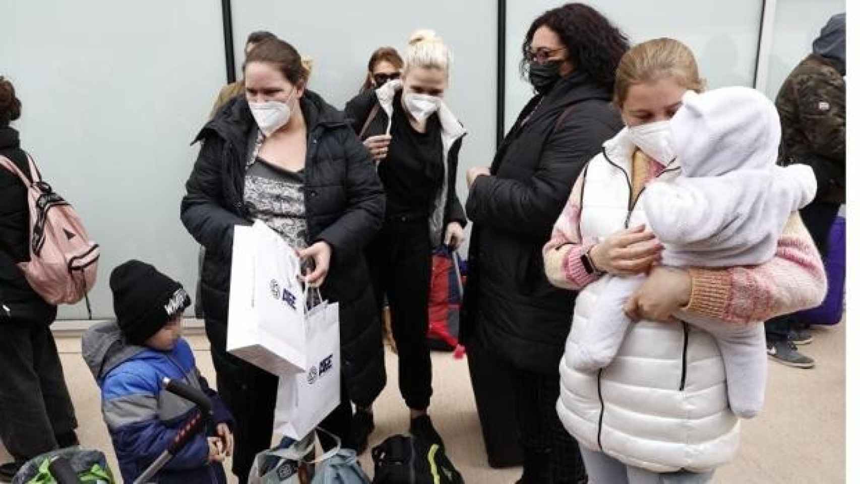 Mujeres y niños ucranianos, a su llegada al hospital Isabel Zendal, en Madrid.