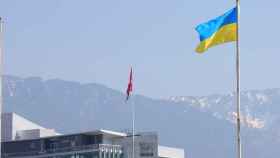 La bandera de Ucrania ondea en la fábrica de Nestlé en Vevey (Suiza).