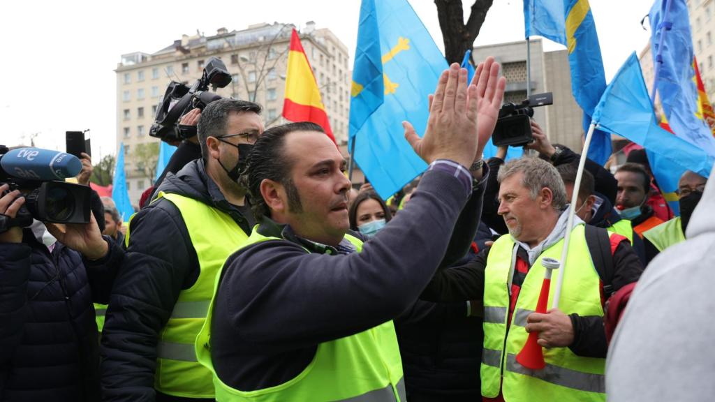 El presidente de la Plataforma para la Defensa del Sector del Transporte de Mercancías por Carretera, Manuel Hernández, acude a una manifestación por el sector del transporte, en el Ministerio de Transportes, a 25 de marzo de 2022.