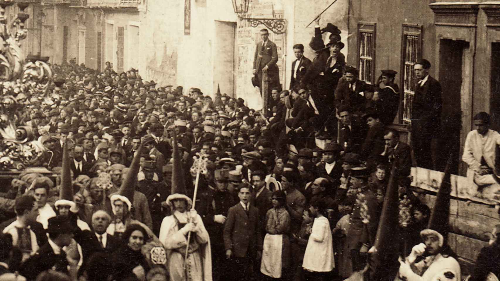 La procesión del Dulce Nombre de Jesús Nazareno del Paso, en la mañana del Viernes Santo de 1924.