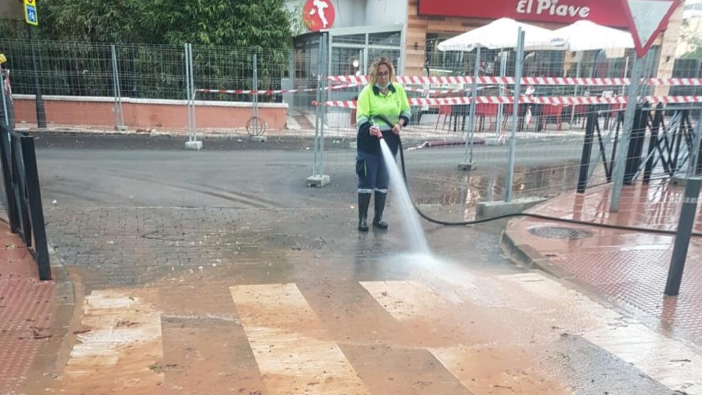 Una operaria de limpieza del Ayuntamiento de Marbella.