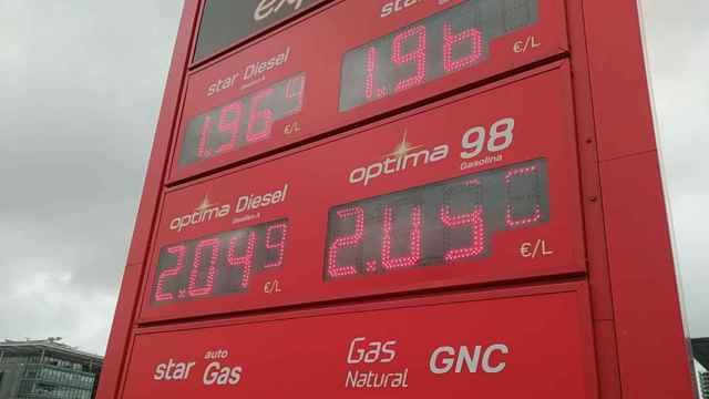 Imagen de una gasolinera con los precios del combustible muy elevados.