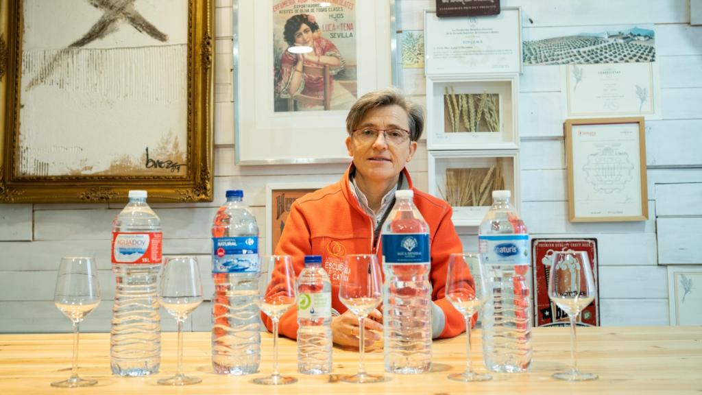 Las cinco aguas minerales naturales probadas por Mar Luna, directora de la Escuela Europea de Cata.