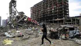 Un hombre camina entre los escombros de un centro comercial bombardeado en Kiev.