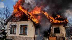 Una casa residencial arde después de un bombardeo en Kiev
