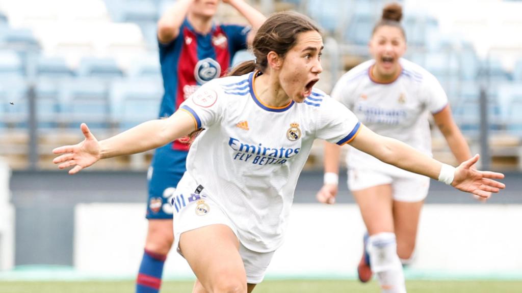 Lorena Navarro celebra su gol al Levante