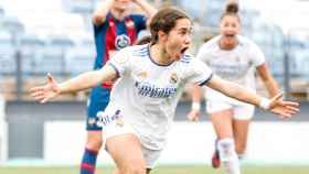 Lorena Navarro celebra su gol al Levante