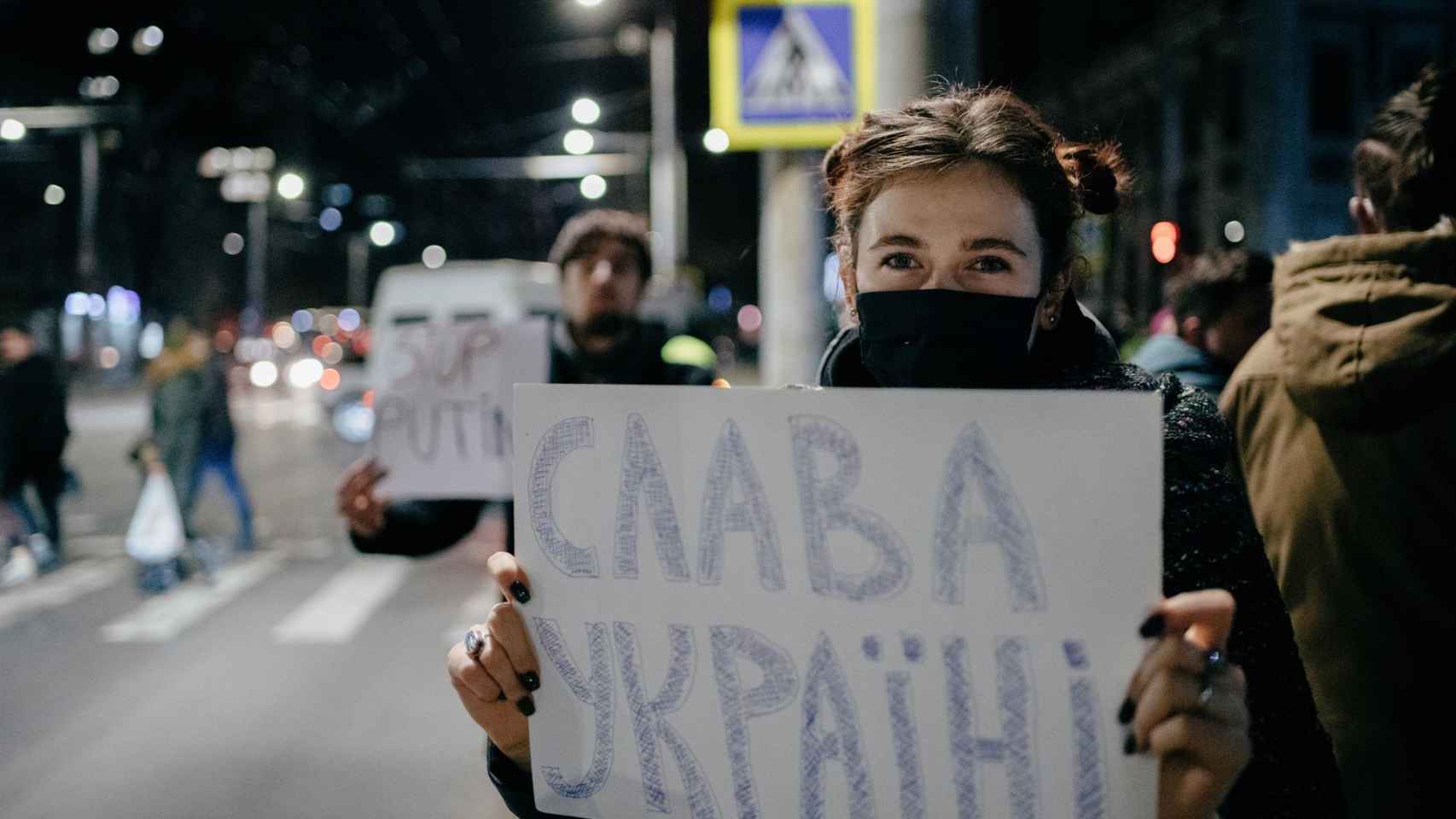 Una joven moldava durante una manifestación de apoyo a Ucrania en Chisináu.