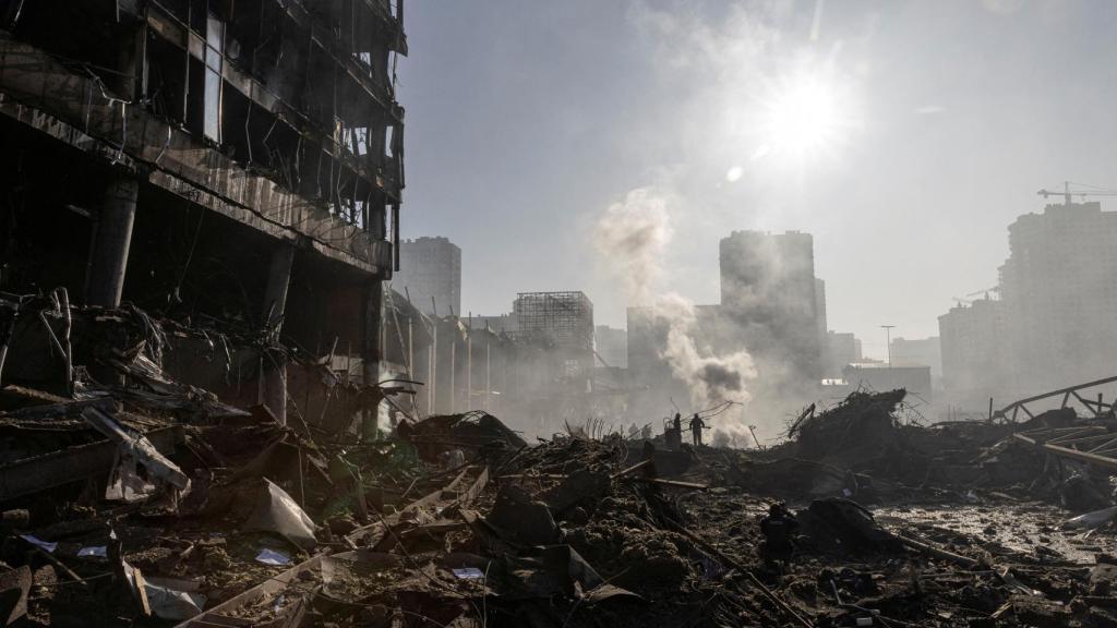 Los escombros del centro comercial tras el bombardeo.