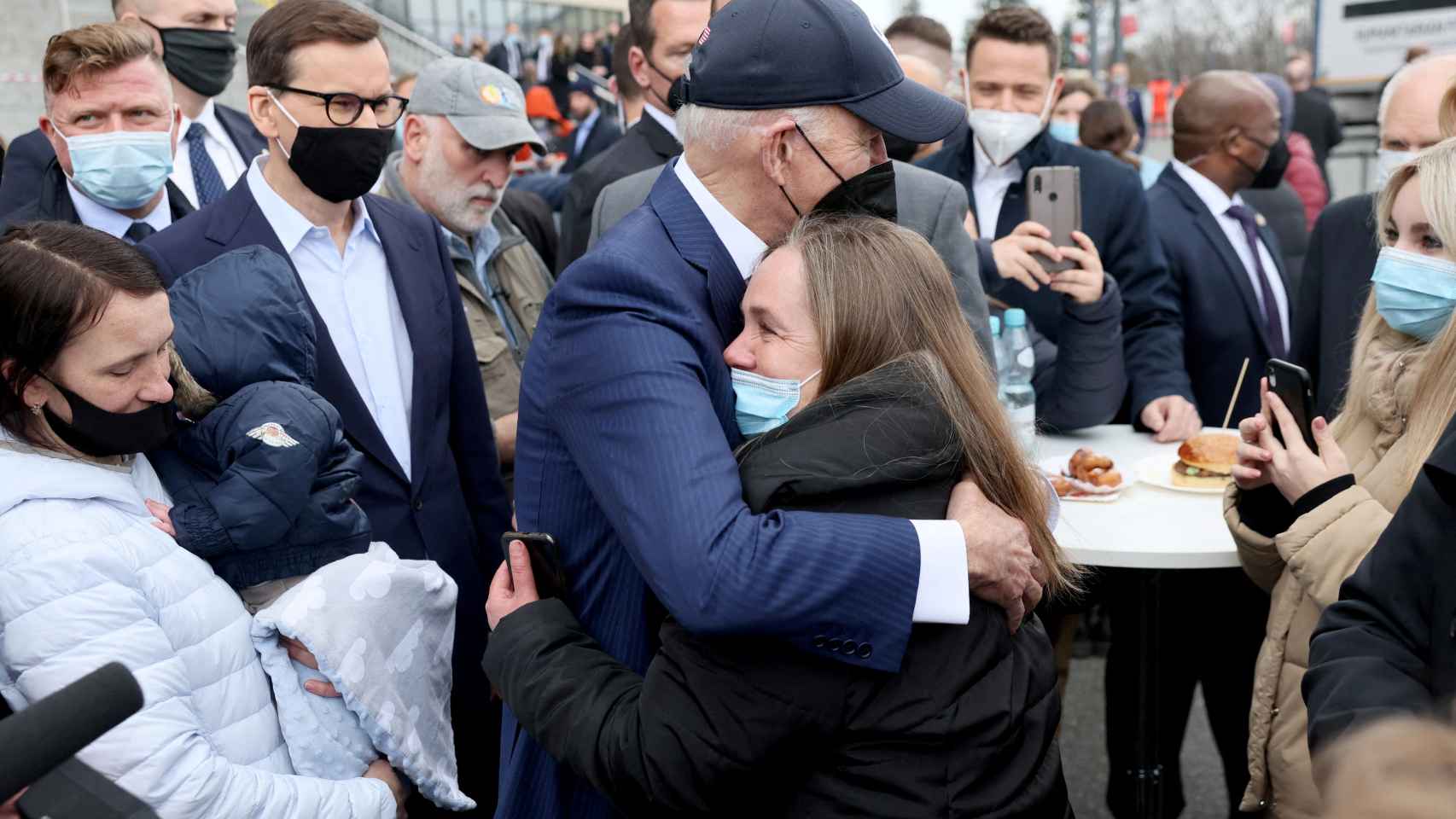 Joe Biden abraza a una mujer en su visita a refugiados ucranianos en Polonia.